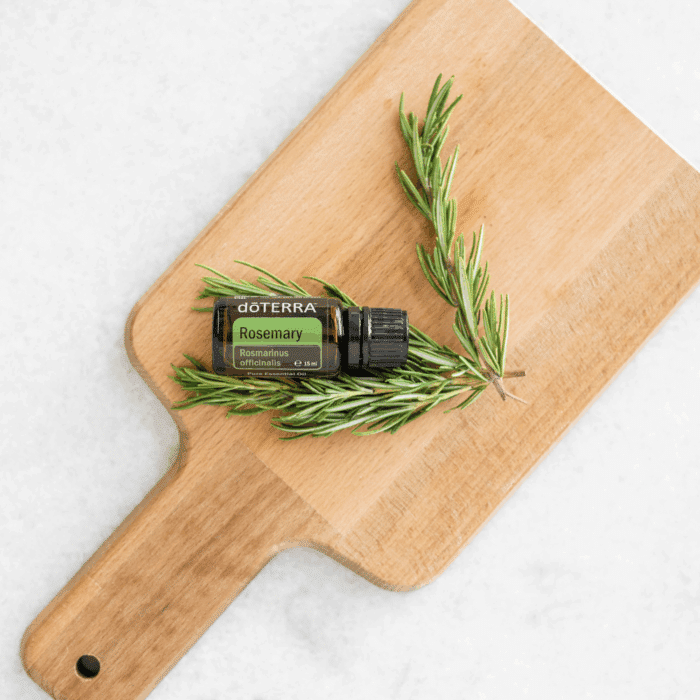 Waarom doTERRA Rosemary – Focus en vitaliteit? Rosemary is verhelderend en activerend en staat al eeuwenlang bekend als kruid voor focus en geheugen.